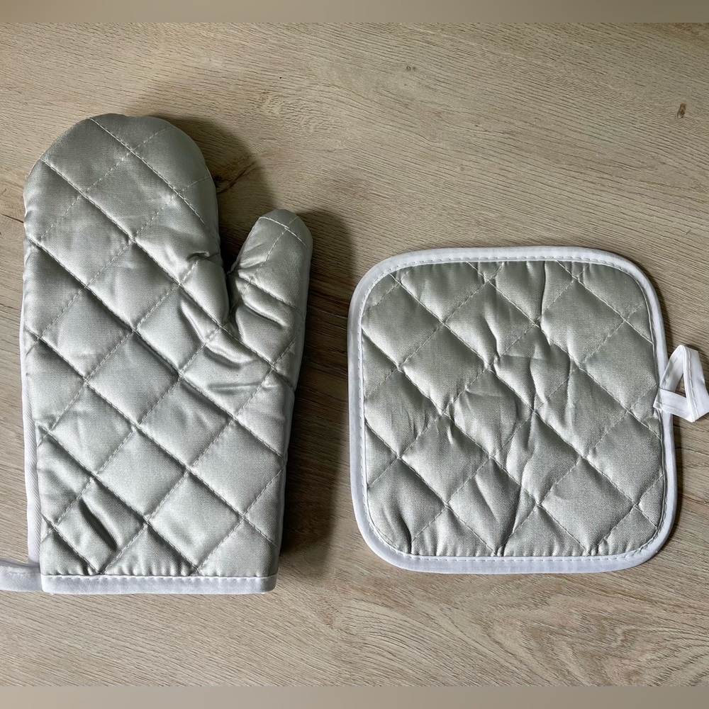 New Fall Halloween Gnome Oven Mitt & Pot Holder Set - Picture 4 of 4